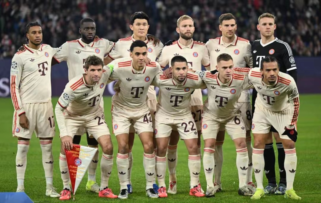 开云体育赛事直播包含莱比锡训练开放日，清晨远射贴柱引欢呼，西甲在即，年轻球员得到机会的词条